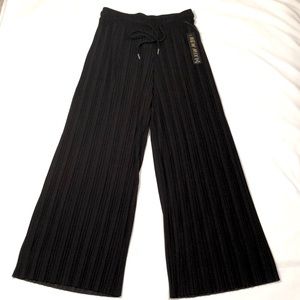 New- NEW MIX black elastic waist pant.  One Sz